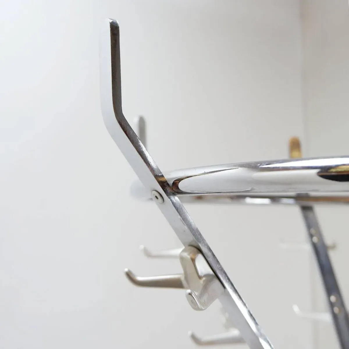 Illustration numéro 3 du produit Porte-manteau vintage chromé avec porte-parapluies