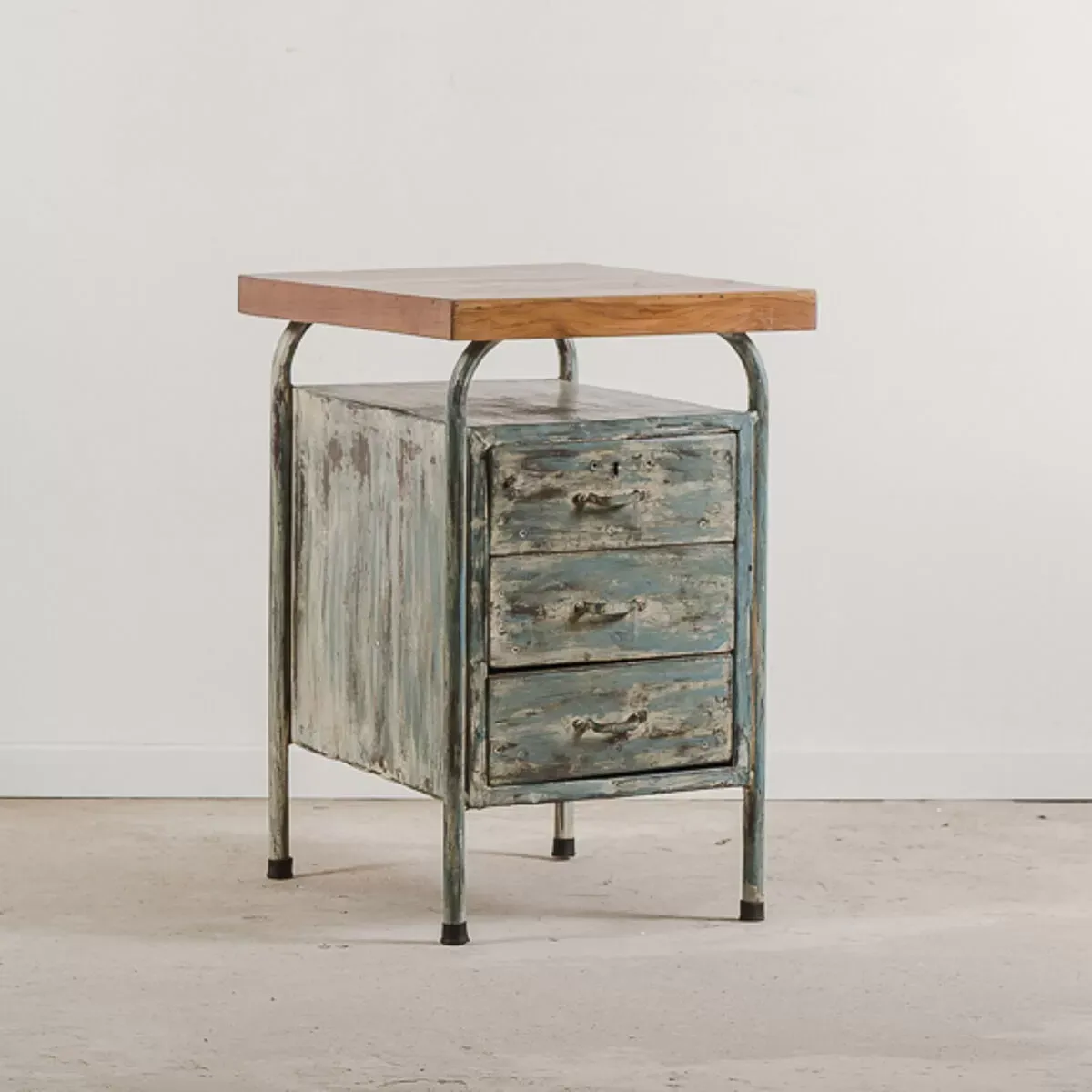 Illustration numéro 3 du produit Caisson vintage à tiroirs en métal