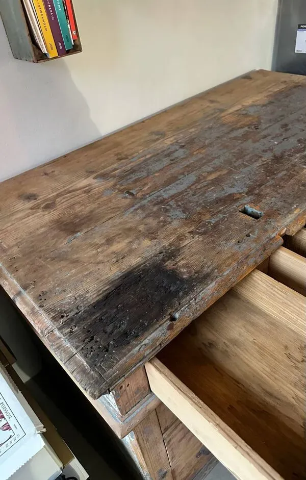 Illustration numéro 3 du produit Grand bureau ancien de métier / bureau d’atelier – fin XIXe / début XXe