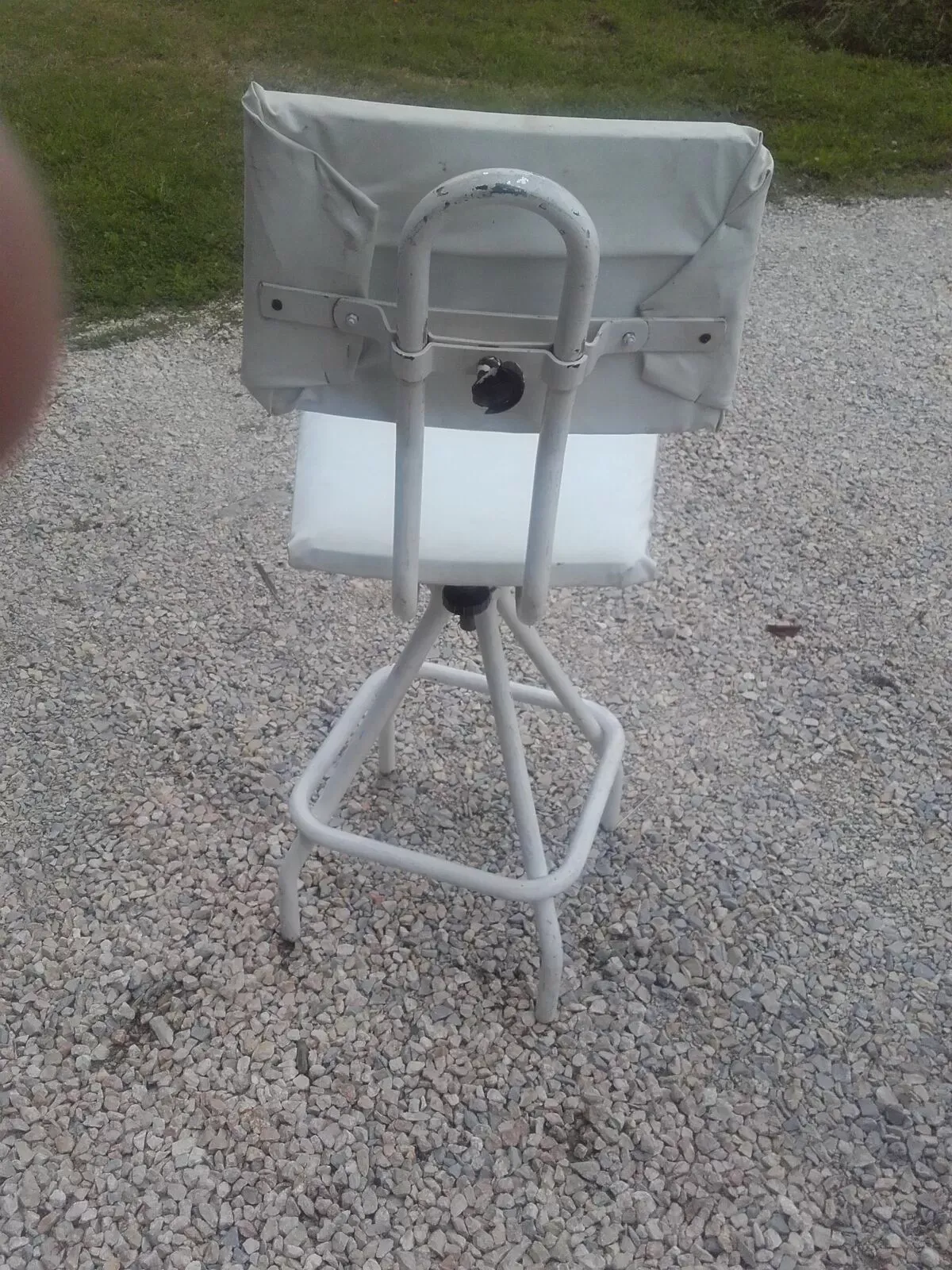 Illustration numéro 3 du produit Paire de tabourets industriels