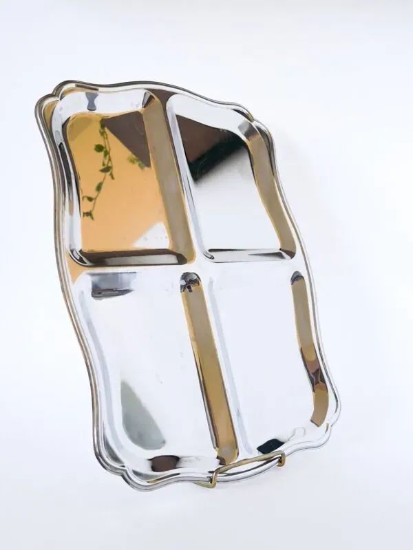 Illustration numéro 3 du produit Plateau rectangulaire à compartiments, 1970 - 42 X 29 cm