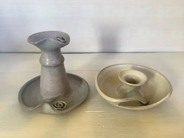 Illustration numéro 3 du produit Paire de bougeoirs céramique signée