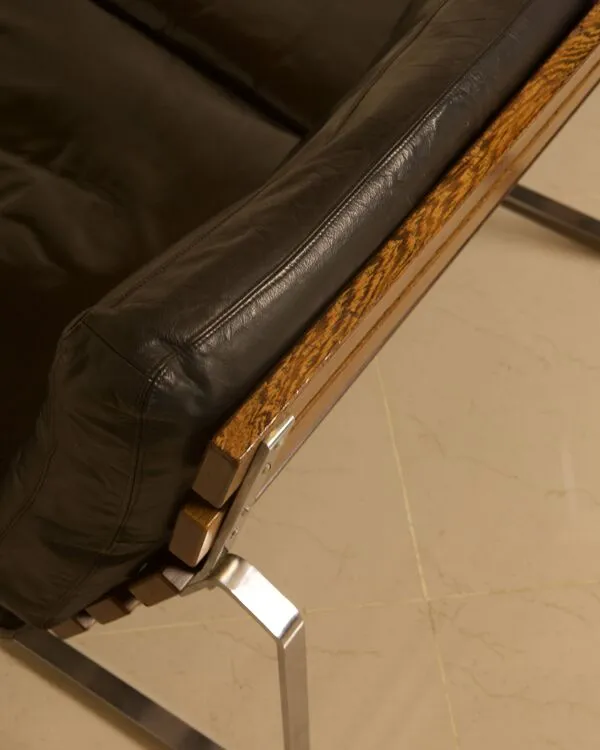 Illustration numéro 3 du produit Banc néerlandais unique en cuir noir et structure en acier et wengé 60's