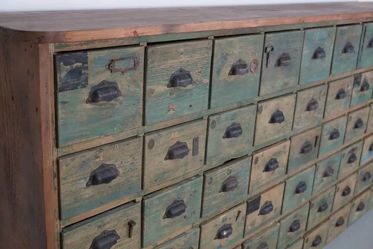 Illustration numéro 3 du produit Meuble de quincaillerie industriel en pin peint, France années 1950