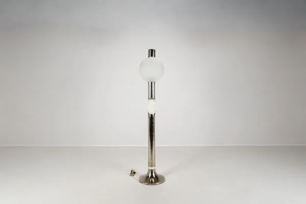 Illustration numéro 3 du produit Lampes sur pied par Angelo Brotto pour Esperia