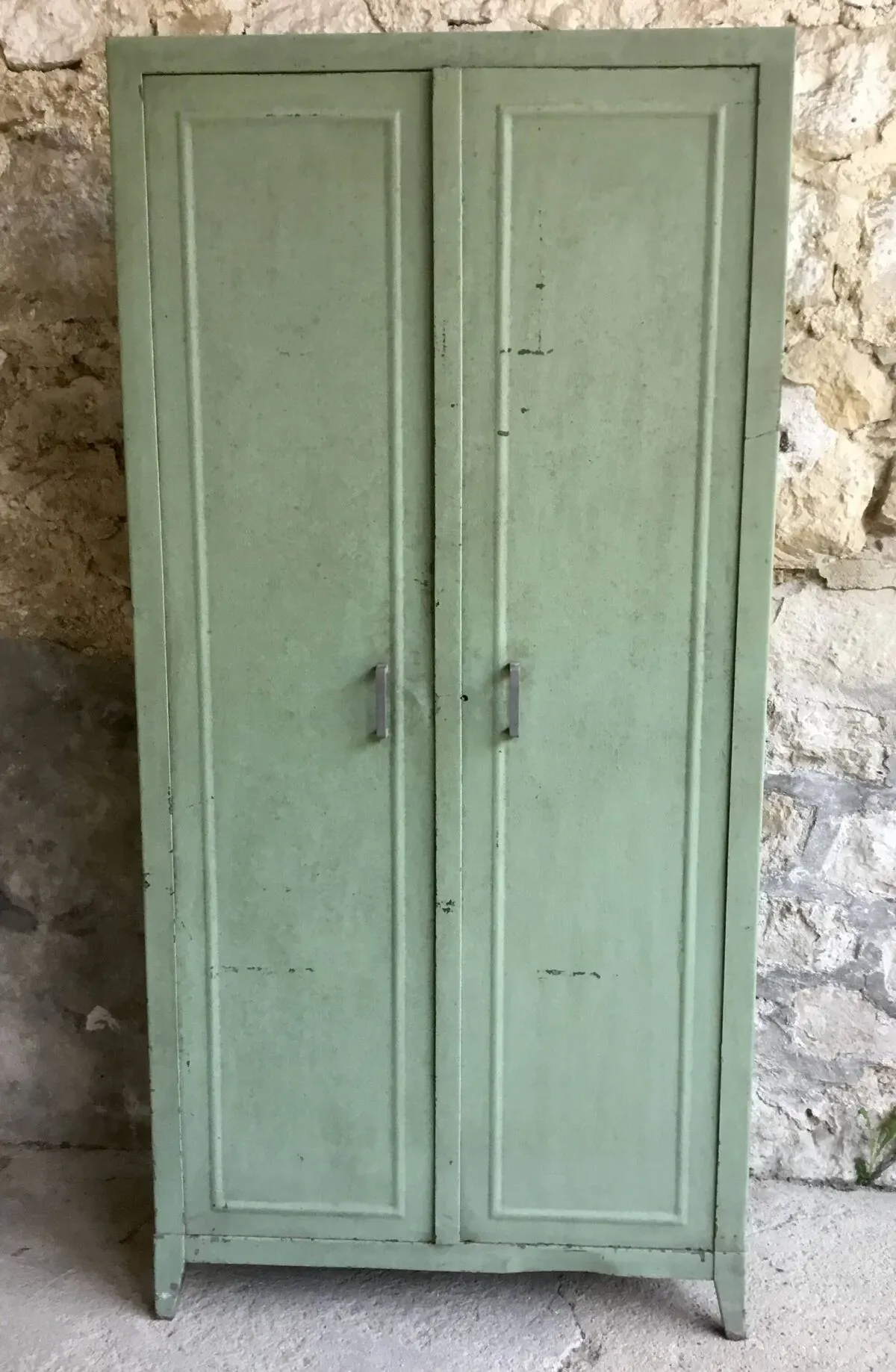 Illustration numéro 3 du produit Armoire industrielle d’atelier en métal riveté - vintage 1960