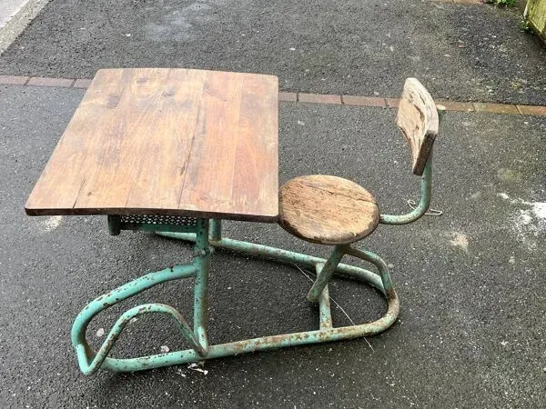 Illustration numéro 3 du produit Ancien bureau d école écolier