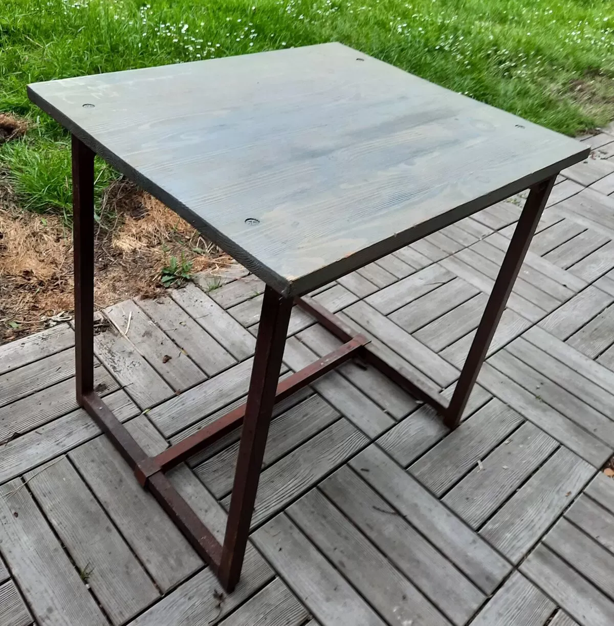 Illustration numéro 3 du produit Table industrielle carrée pliante