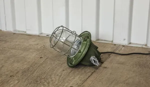 Illustration numéro 3 du produit Lampe de bateau verte industriel rare unique