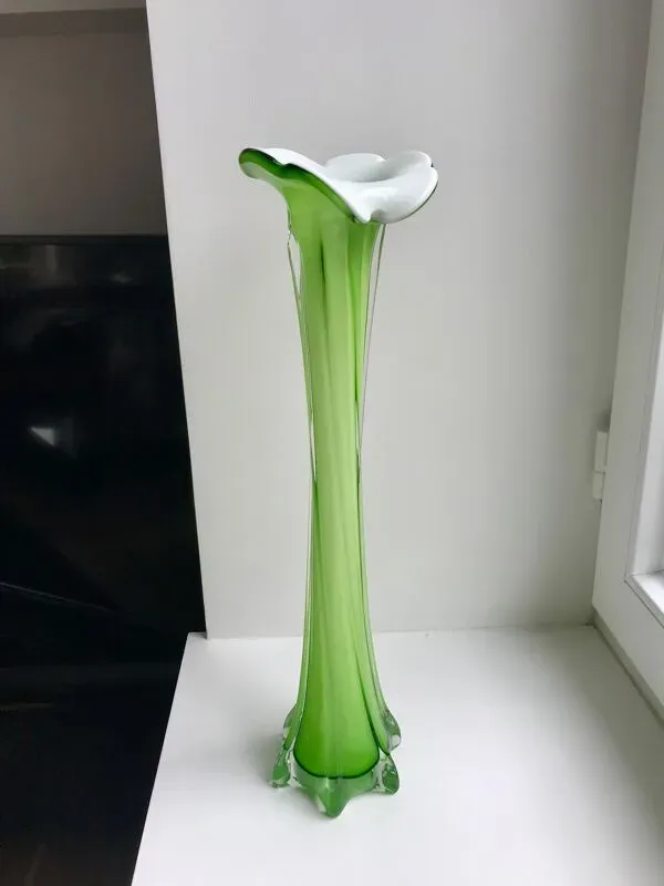 Illustration numéro 3 du produit Vase soliflore en opaline et verre vert pomme style murano années 60-70