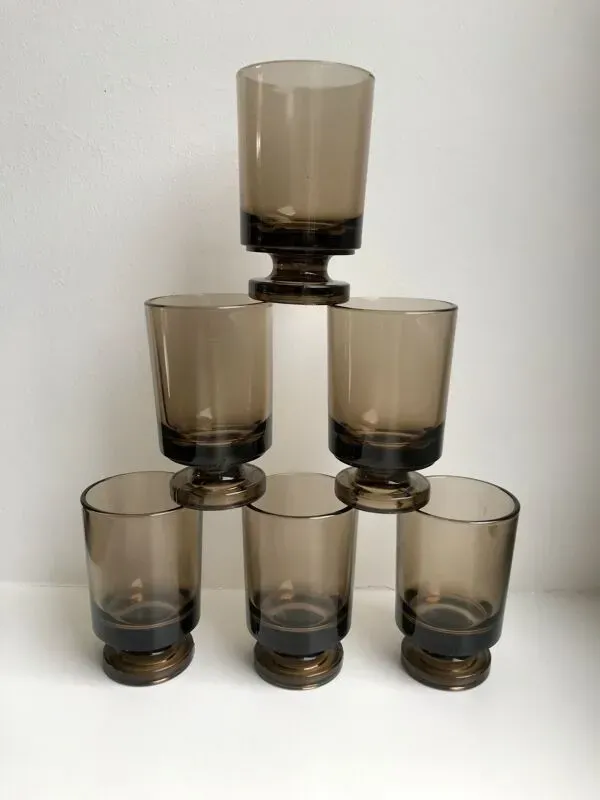 Illustration numéro 3 du produit Lot de 6 verres à liqueur en verre fumé design années 70