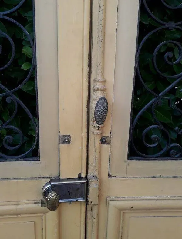 Illustration numéro 3 du produit Porte d'entrée cintrée double en chêne, grilles et verre, XIXème