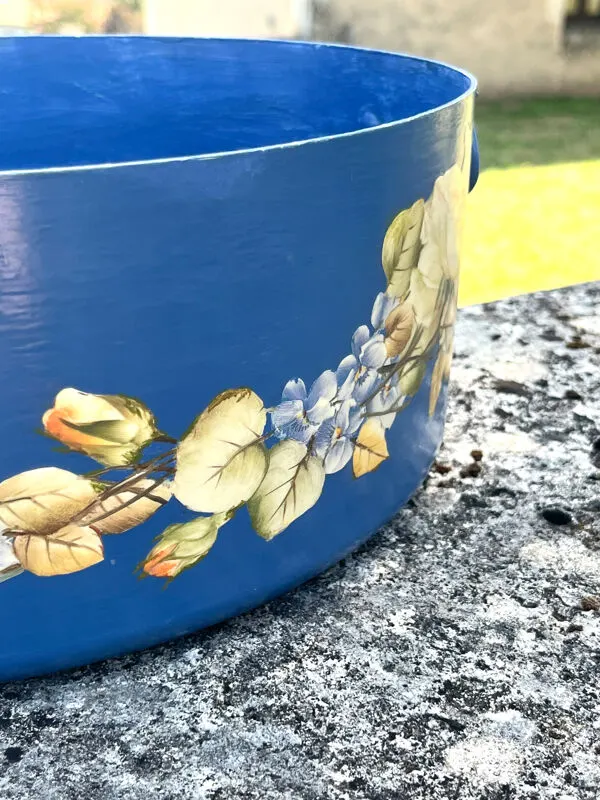 Illustration numéro 3 du produit Ensemble de pots de fleurs en métal peint, jardinières en tôle florale, pot en jarre de style français.