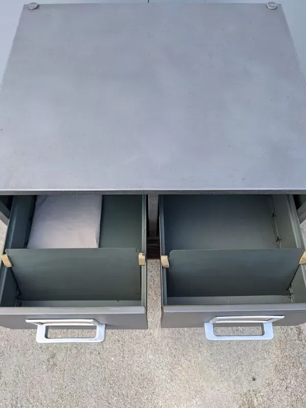 Illustration numéro 3 du produit Table basse casier métallique