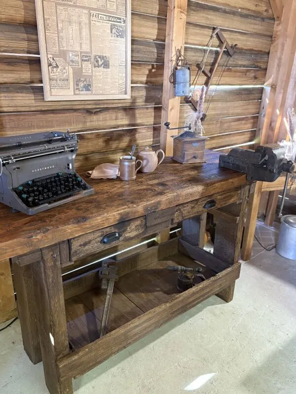 Illustration numéro 3 du produit Ancien établi/console rénové – pièce unique pleine de caractère