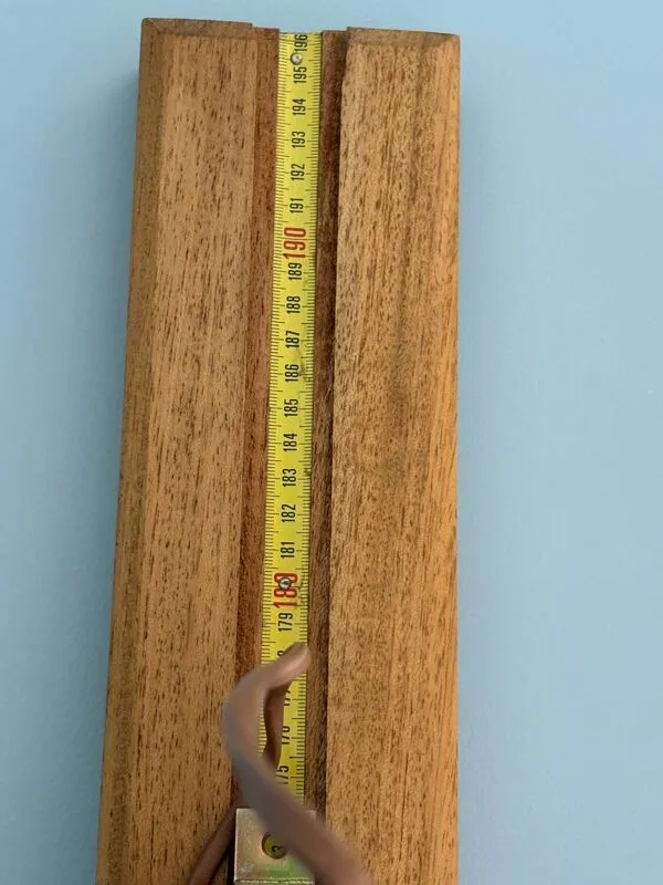 Illustration numéro 3 du produit Lampadaire sculpturale - ancienne toise médicale détournée - unique