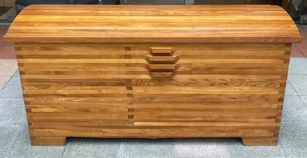 Illustration numéro 3 du produit Coffre R25 en orme de Pierre Chapo, années 70