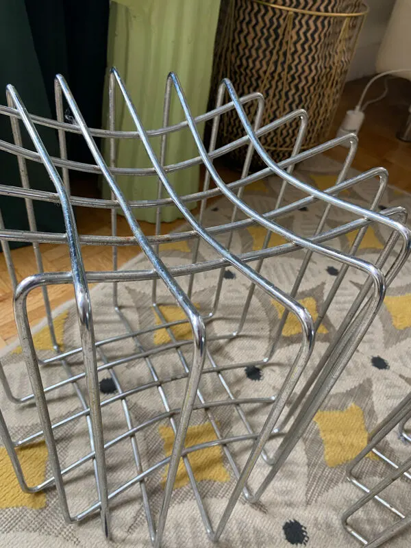 Illustration numéro 3 du produit Lot de 2Anciens poufs tabourets en fil d’acier chromé mid-century