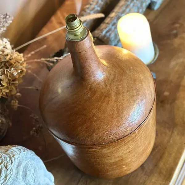 Illustration numéro 3 du produit Dame-Jeanne en cuir. Une lampe vintage unique, alliant histoire et élégance