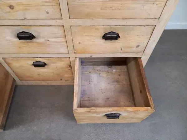 Illustration numéro 3 du produit Meuble à tiroirs ancien