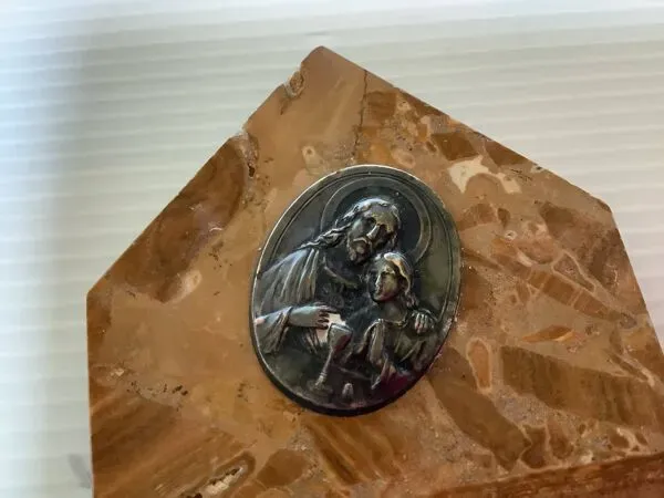 Illustration numéro 3 du produit Ancien bénitier en marbre