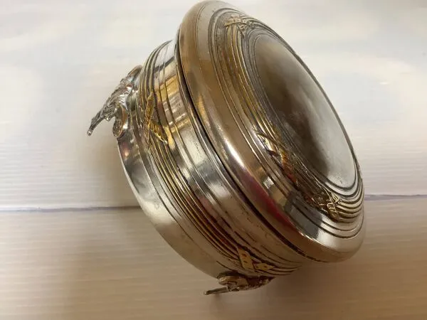 Illustration numéro 3 du produit Ancienne boîte tripode métal argenté style Louis XVI