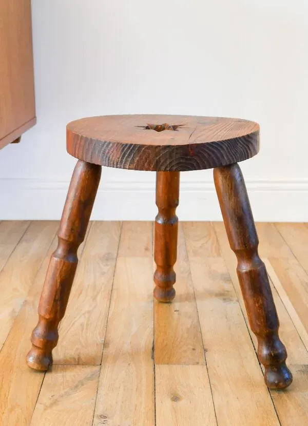 Illustration numéro 3 du produit Tabouret tripode en bois avec étoile, Brutaliste, Style Populaire, 1950