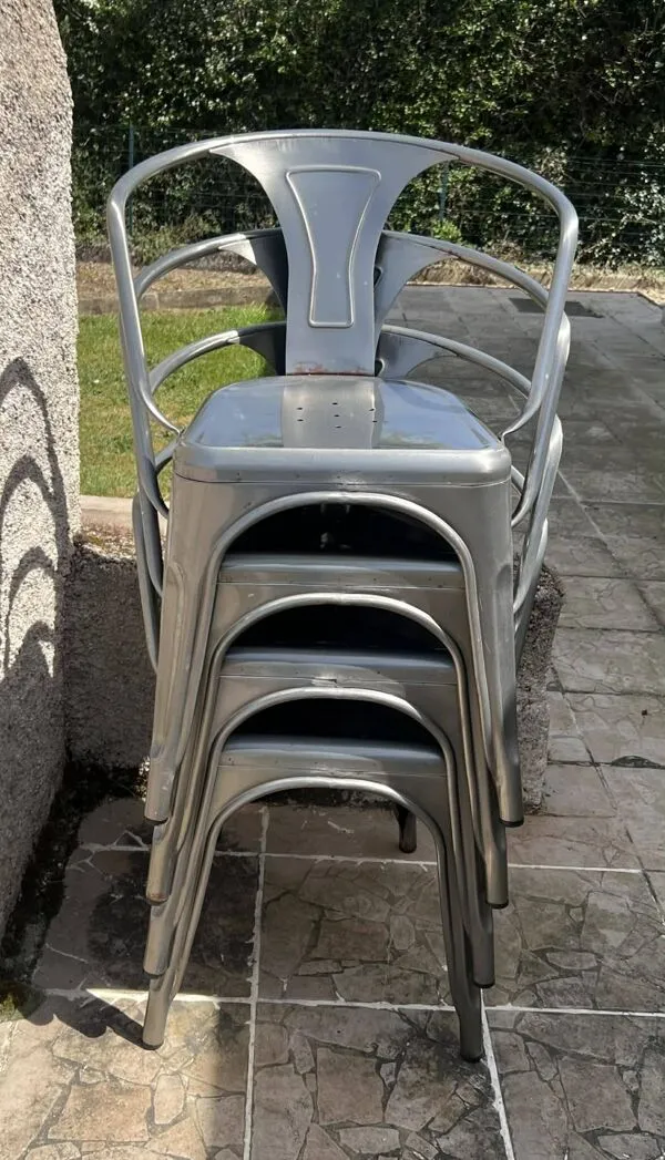 Illustration numéro 3 du produit 4 chaises en métal de style industriel