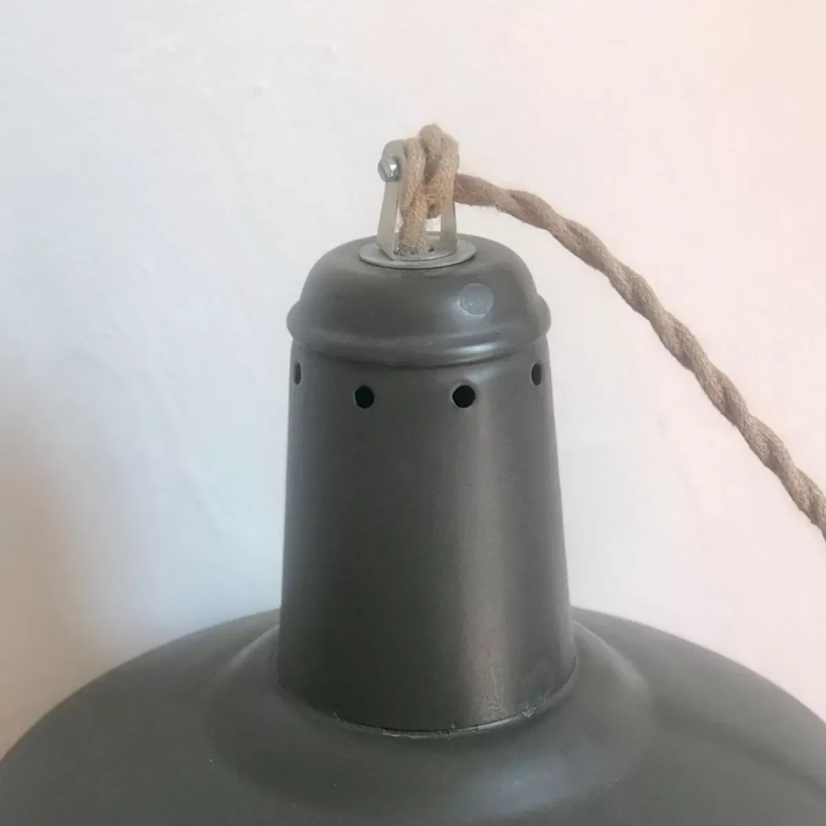 Illustration numéro 3 du produit Suspension abat-jour émaillé kaki