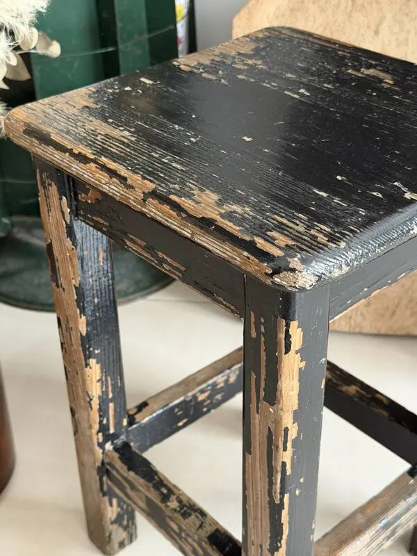 Illustration numéro 3 du produit Tabouret en bois massif à patine noire usée
