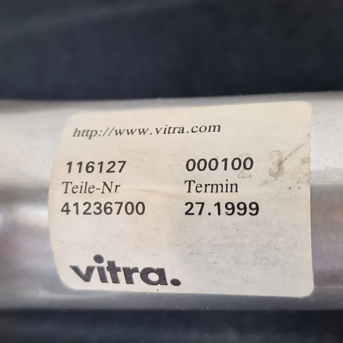 Illustration numéro 3 du produit Model EA 124 + 125 Vitra Lounge Chair and Ottoman by Charles & Ray Eames