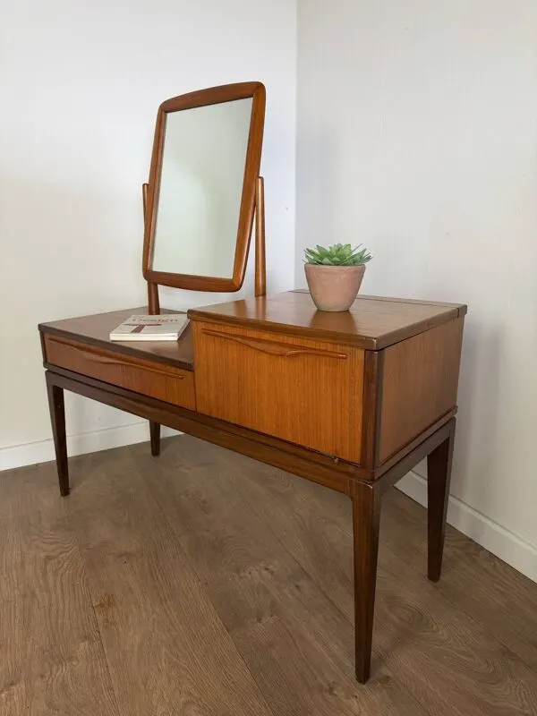 Illustration numéro 3 du produit Coiffeuse scandinave en teck avec miroir orientable – Années 60