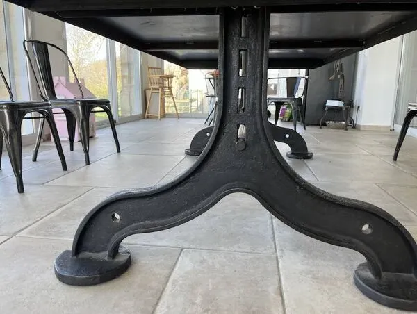 Illustration numéro 3 du produit Table à manger industrielle acier et fonte