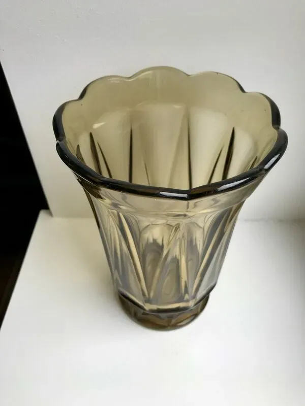 Illustration numéro 3 du produit Vase en verre fumé années 70