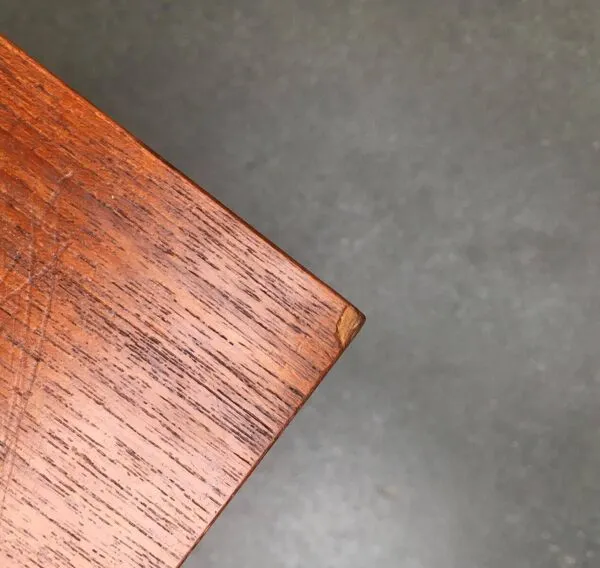 Illustration numéro 3 du produit Table d'appoint en teck milieu du siècle avec casier à magazines