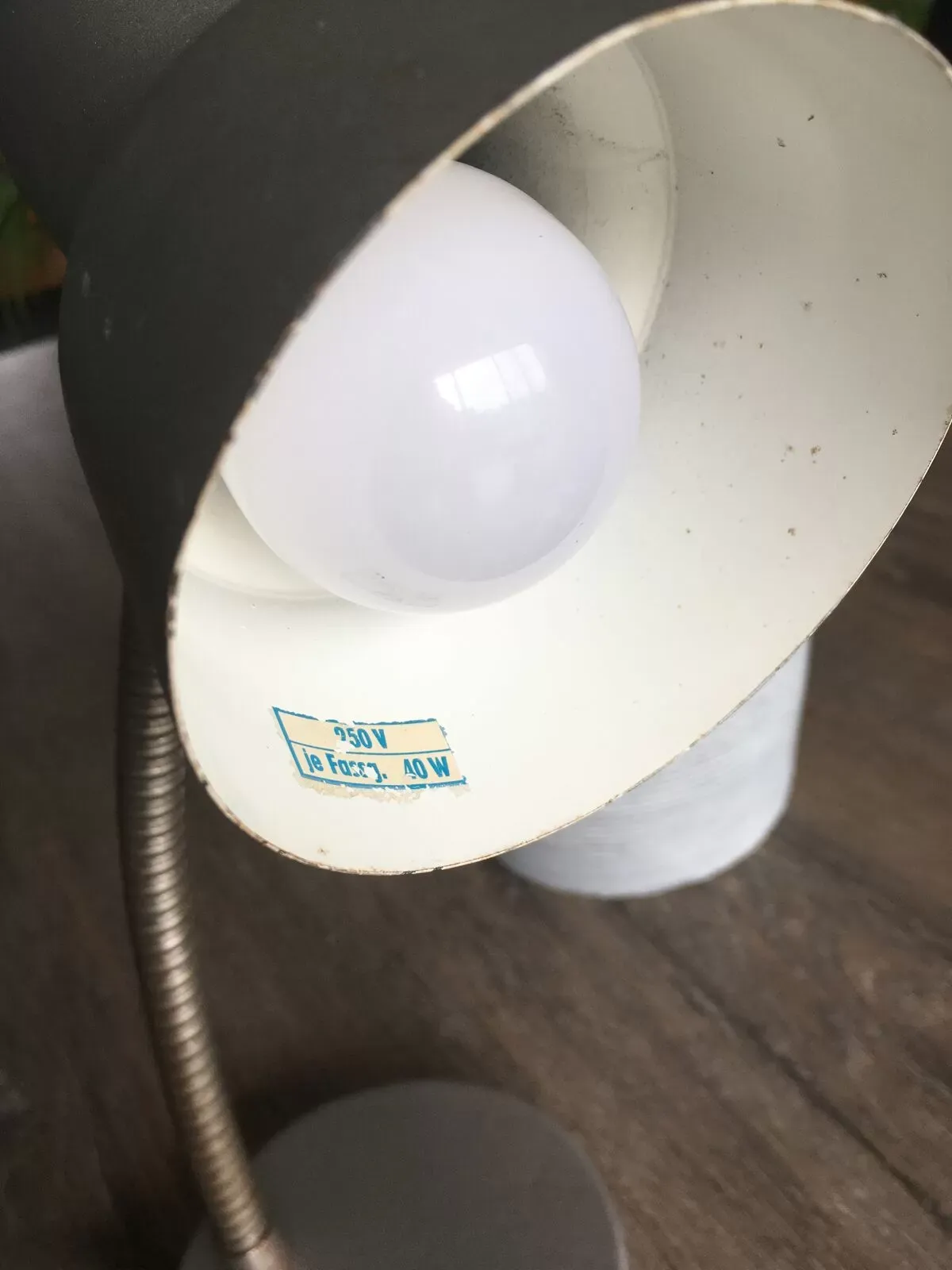 Illustration numéro 3 du produit Lampe de bureau