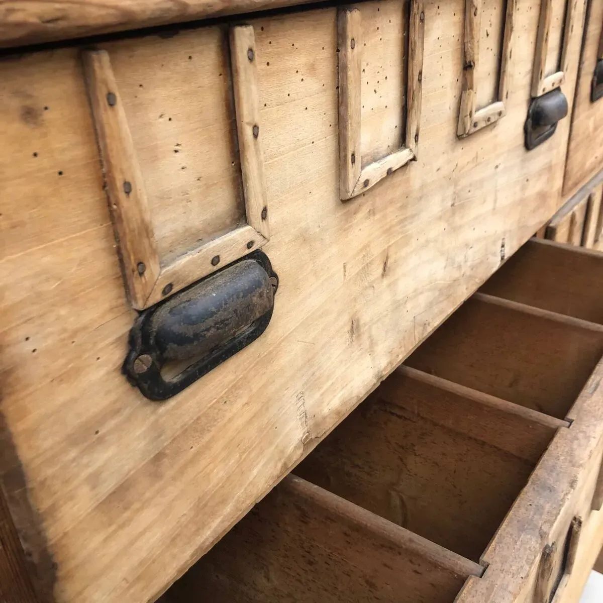 Illustration numéro 3 du produit Meuble de métier