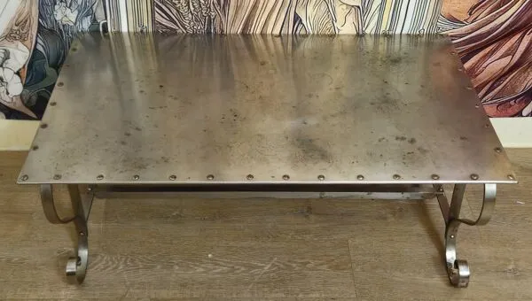 Illustration numéro 3 du produit Table basse en métal riveté, style Jansen