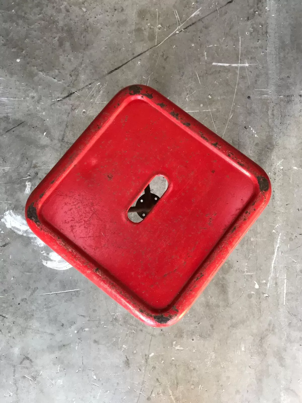 Illustration numéro 3 du produit Tabouret industriel Tolix rouge en métal