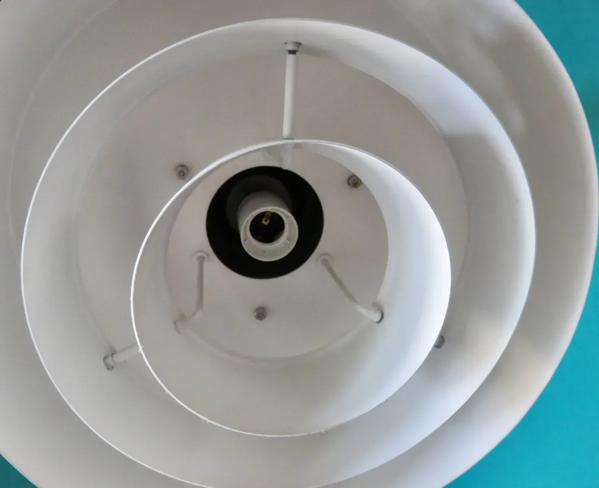 Illustration numéro 3 du produit Grande suspension industrielle en métal laqué antracite et blanc. Danemark 1960