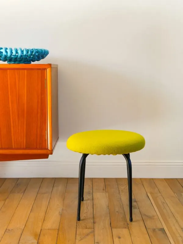 Illustration numéro 3 du produit Tabouret en fer noir et laine bouillie, vert, 1960