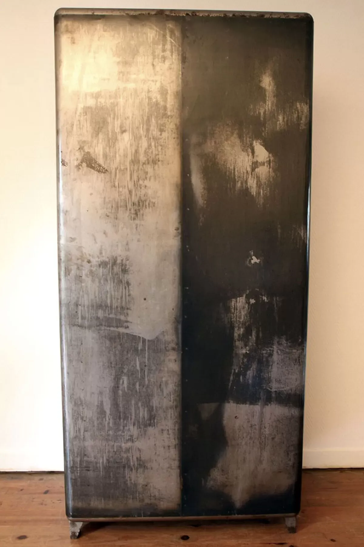 Illustration numéro 3 du produit Vestiaire métal industriel aux coins arrondis.