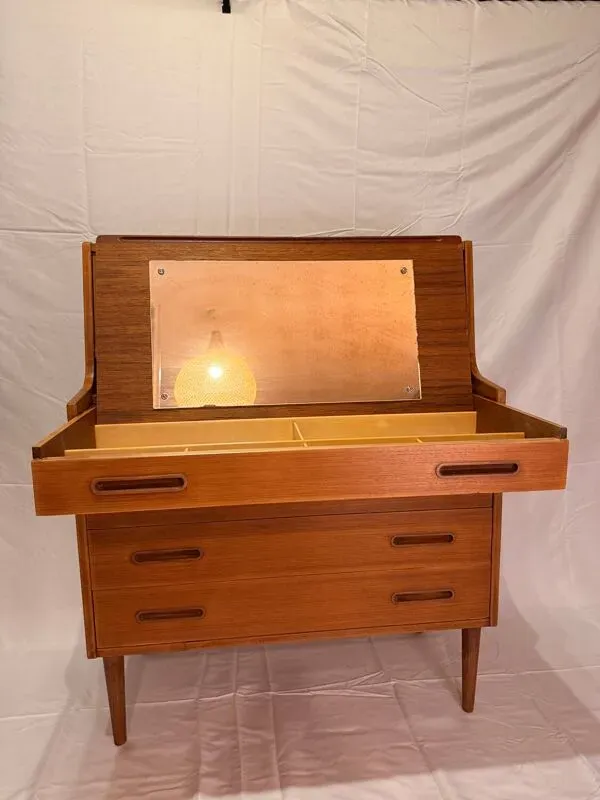 Illustration numéro 3 du produit Coiffeuse scandinave