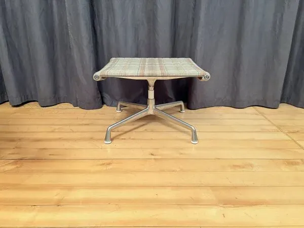 Illustration numéro 3 du produit EA 125 Footstool by Charles & Ray Eames, Vitra, Switzerland