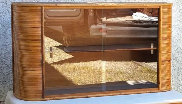 Illustration numéro 3 du produit Etagère Murale Vitrée Vintage en Bois et Rotin, Coins arrondis