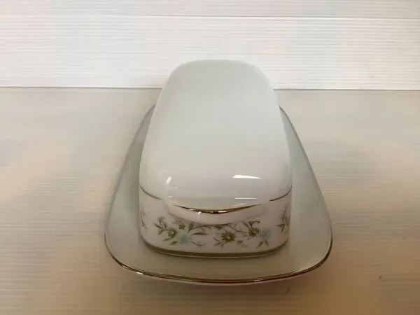 Illustration numéro 3 du produit Beurrier à cloche noritake modèle Savannah
