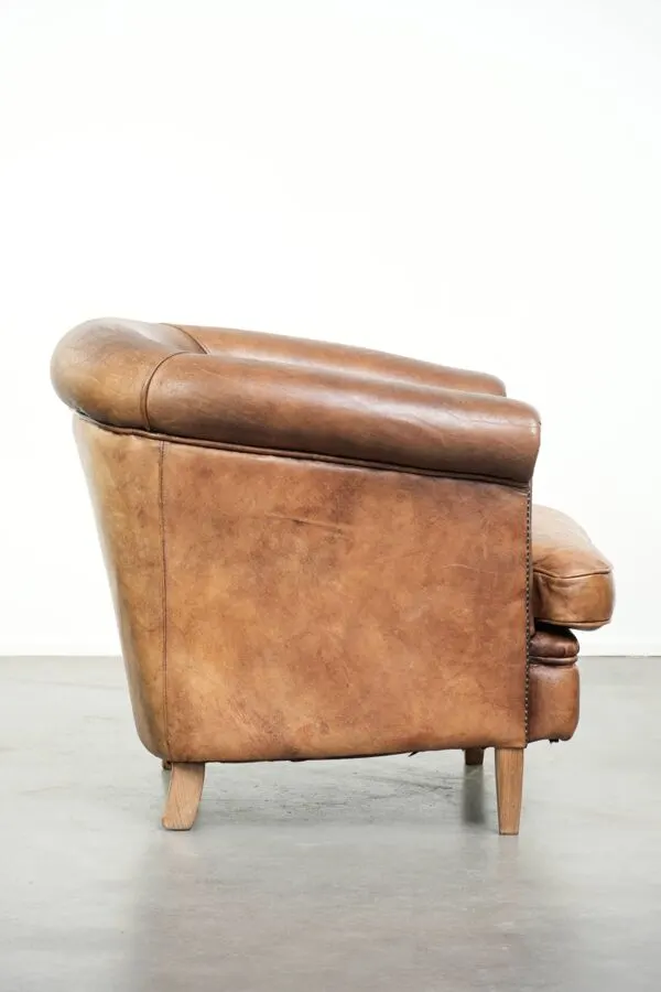 Illustration numéro 3 du produit Fauteuil club en peau de mouton couleur cognac avec un look vintage de style anglais.
