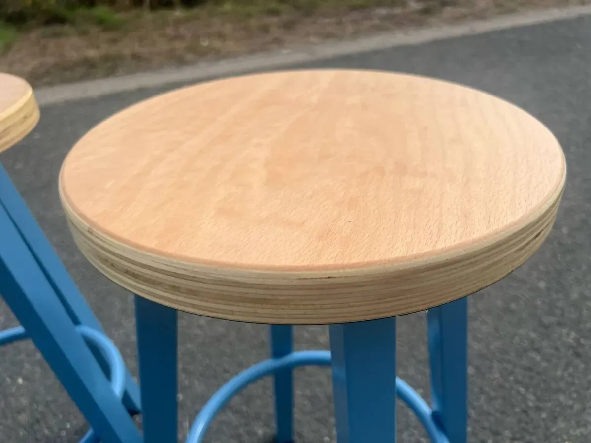 Illustration numéro 3 du produit Tabouret de bar