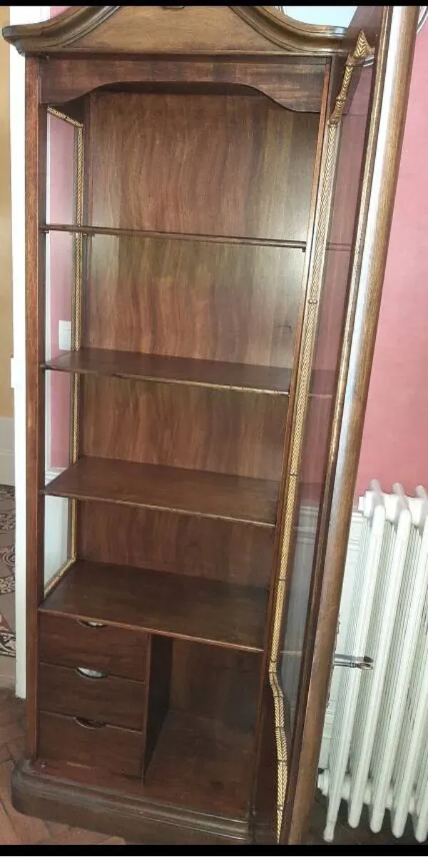 Illustration numéro 3 du produit Vitrine style classique en bois verni