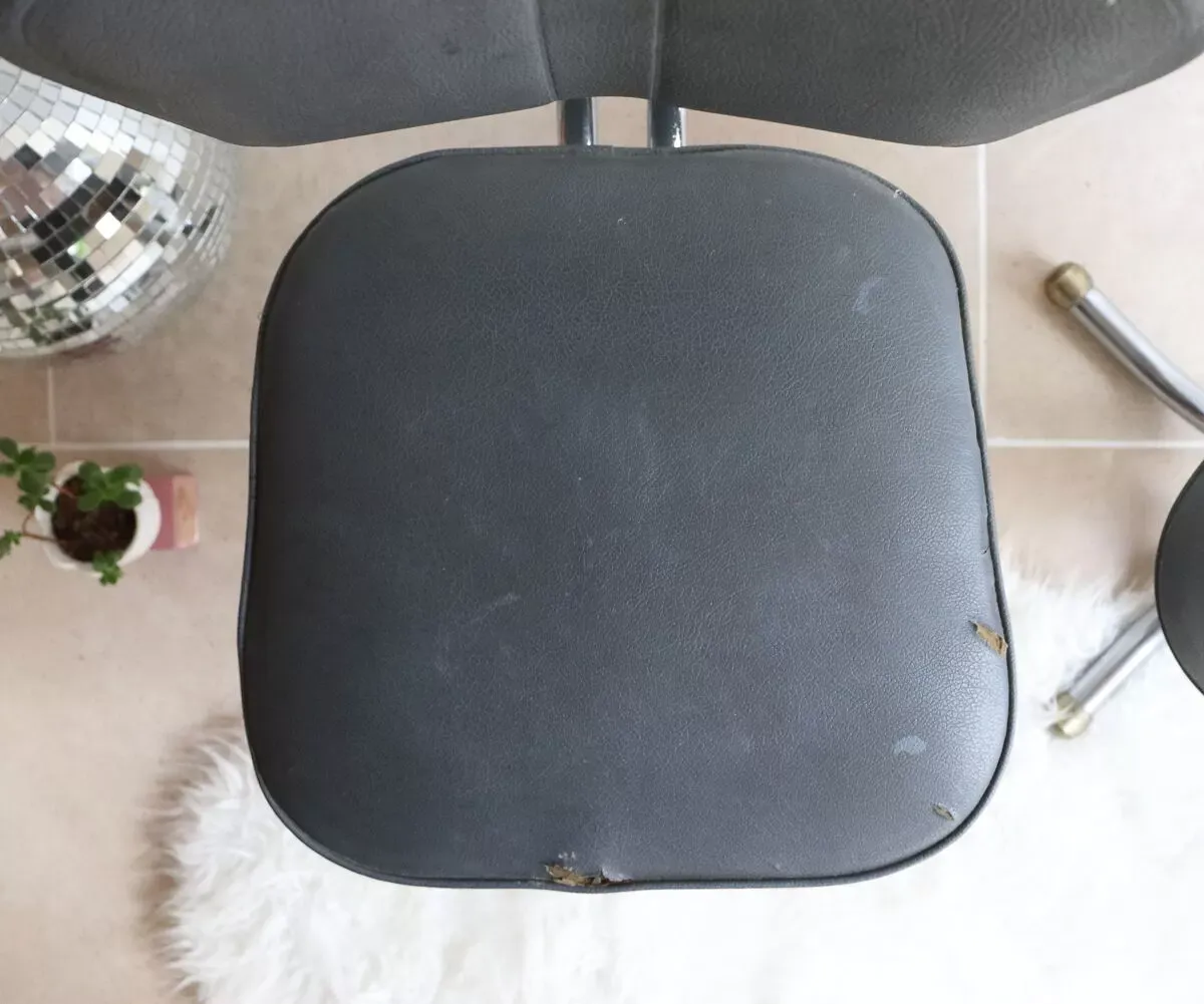 Illustration numéro 3 du produit Paire de chaises d'atelier des années 50 en acier chromé et simili cuir